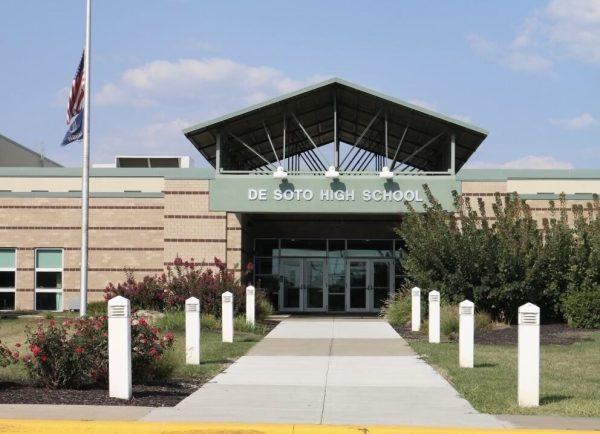 Officials emphasize there was no threat to De Soto High School. Photo by Katherine Diaz.