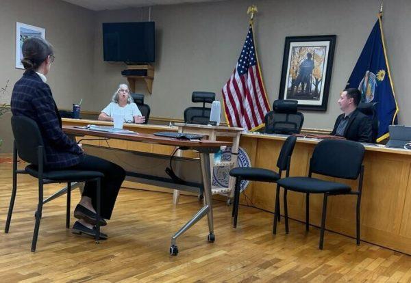 Prior to Monday’s meeting, Commissioners Roberta Lehmann and Alex Curnes visit with City Manager Kevyn Gero.
 