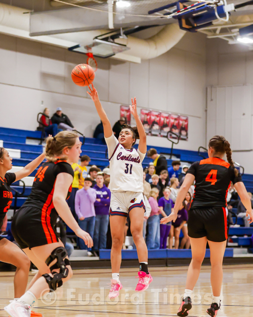 Girls defeat, boys fall to Bonner Springs