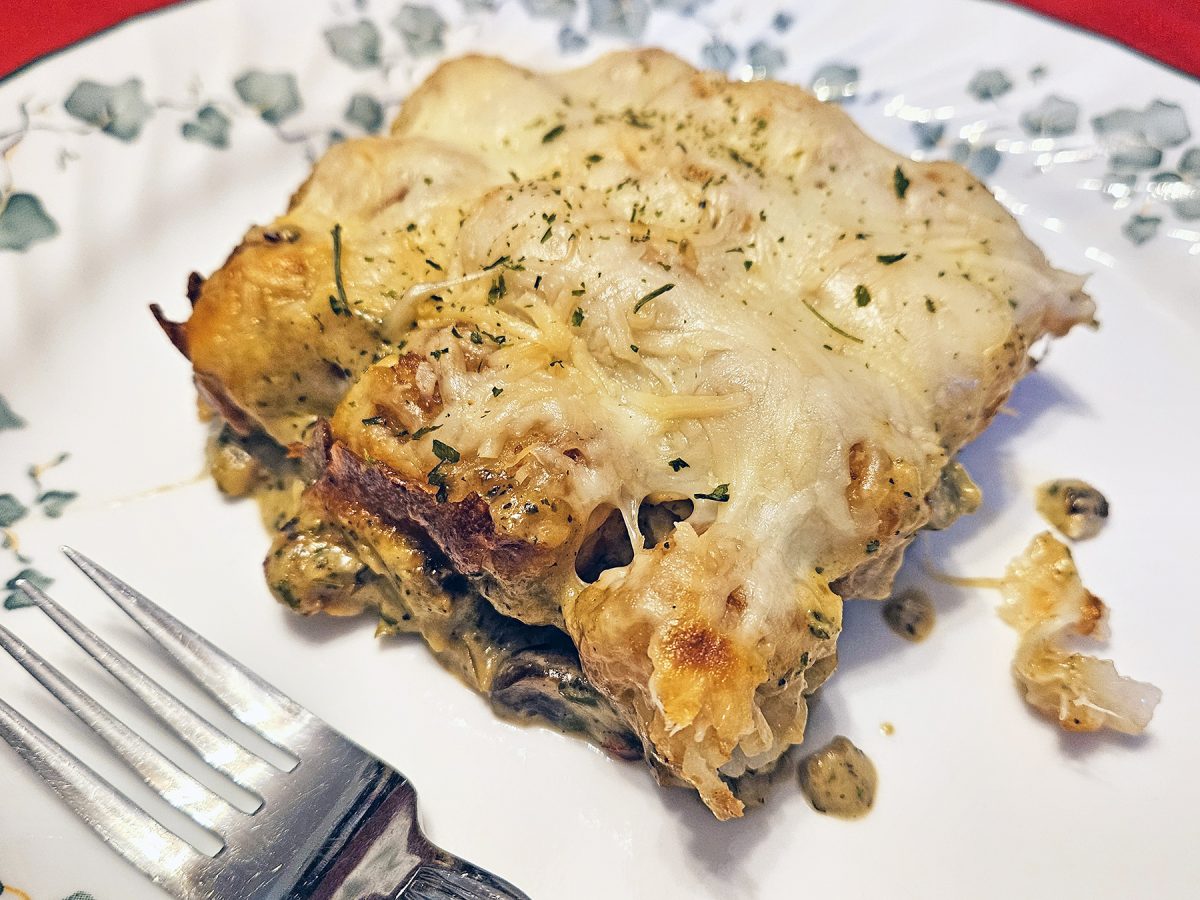 Chicken alfredo tater tot casserole puts an Italian twist on a classic casserole concept. It’s a creamy, delicious dinner that’s easy to make and easy to customize.